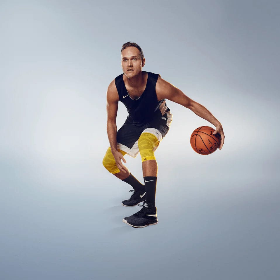 https://www.foothq.com.au/cdn/shop/files/nba-official-knee-sleeve-performance-bauerfeind-compression-braces-official-nba-sponsored-knee-compression-sleeve-33343334056127_1200x.webp?v=1690163103